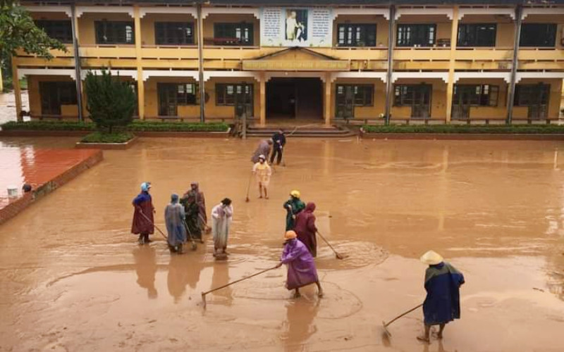 Dọn dẹp, vệ sinh trường lớp khi nước rút tại một ngôi trường trên địa bàn xã Sơn Trạch (Quảng Bình).