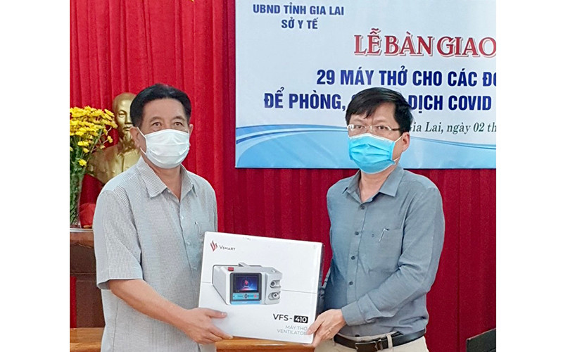 Đại diện Sở Y tế Gia Lai trao máy thở cho đại diện Trung tâm Y tế huyện Chư Păh.  