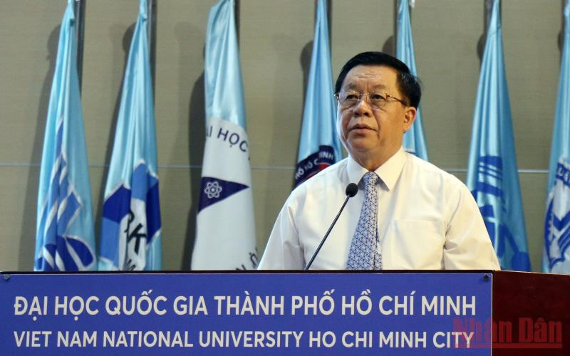 Bí thư Trung ương Đảng, Trưởng Ban Tuyên giáo Trung ương Nguyễn Trọng Nghĩa phát biểu tại hội thảo.