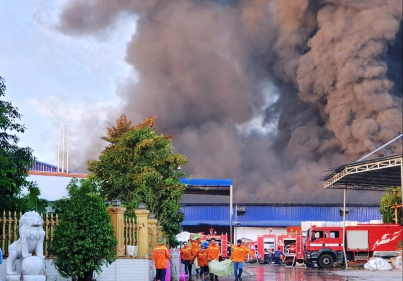 Xe chữa cháy được nhanh chóng điều động đến hiện trường. 