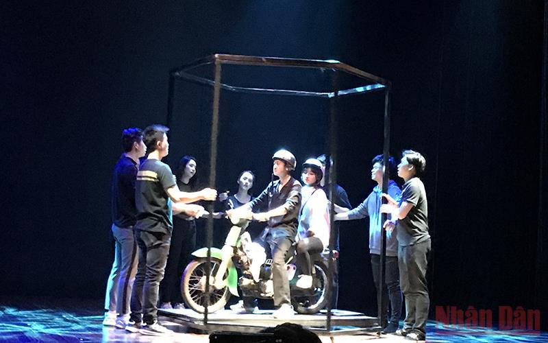 Cảnh trong vở nhạc kịch 'Cô gái và chiếc xe máy".