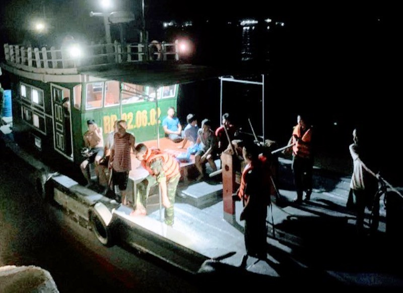 Tàu BP 02-06-02 đưa bảy ngư dân vào bờ chăm sóc.