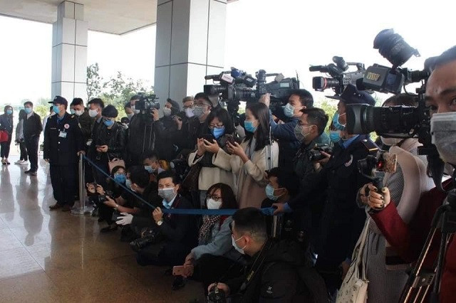 Các phóng viên tác nghiệp tại điểm nóng tuyến đầu điều trị - Bệnh viện Bệnh Nhiệt đới Trung ương.