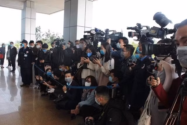 Các phóng viên tác nghiệp tại điểm nóng tuyến đầu điều trị - Bệnh viện Bệnh Nhiệt đới Trung ương.