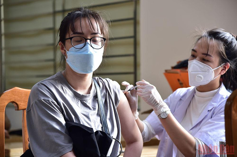 Tiêm ngừa Covid-19 cho người dân Hà Nội. (Ảnh: THÀNH ĐẠT)