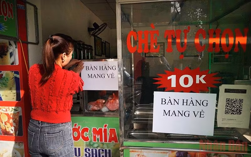 Các cửa hàng ăn uống tại các quận "vùng cam" của Hà Nội tiếp tục chỉ bán hàng mang về.