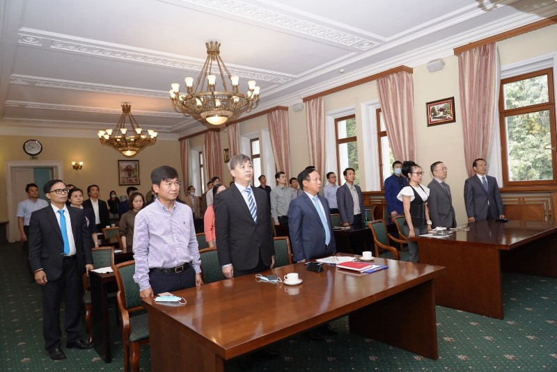 Các đại biểu thực hiện nghi thức chào cờ tại buổi lễ.