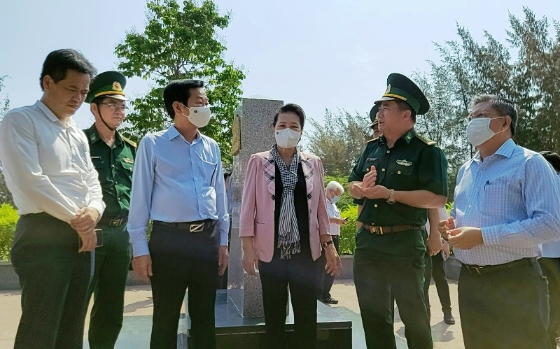 Đại diện lực lượng Bộ đội Biên phòng tỉnh Kiên Giang báo cáo nhanh với Chủ tịch Quốc hội Nguyễn Thị Kim Ngân về tình hình phòng, chống dịch tuyến biên giới Hà Tiên (Kiên Giang), sáng 19-3.