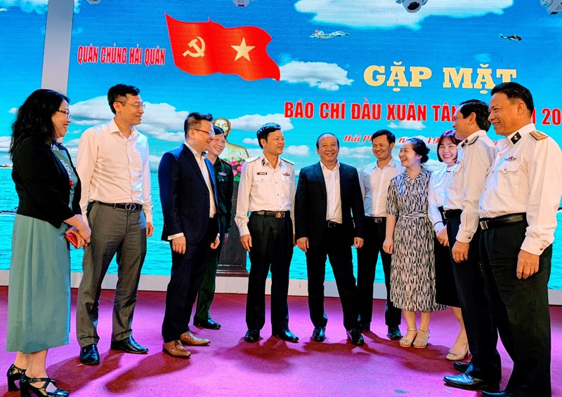 Lãnh đạo Bộ Tư lệnh Hải quân trao đổi với phóng viên báo chí và các cơ quan liên quan.