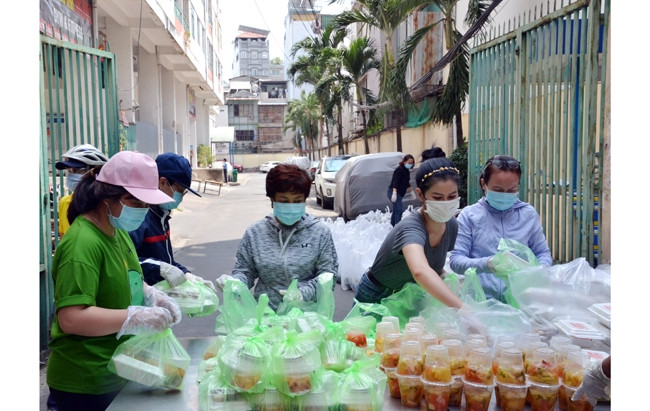 MTTQ quận 10, TP Hồ Chí Minh cung cấp bữa cơm miễn phí cho người dân đang cách ly tại chung cư Hòa Bình.