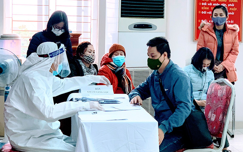 Khám sàng lọc trước khi tiêm mũi vắc-xin tăng cường cho người dân Hải Phòng.