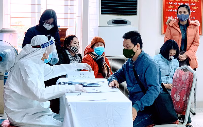 Khám sàng lọc trước khi tiêm mũi vắc-xin tăng cường cho người dân Hải Phòng.