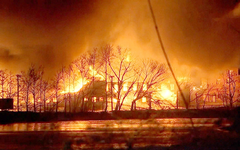 Một góc vụ hỏa hoạn tại nhà máy hóa chất.