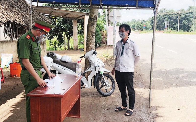 Mở cửa trở lại các chợ truyền thống, dân sinh nhưng các huyện “vùng xanh” của tỉnh Bà Rịa - Vũng Tàu vẫn kiểm soát chặt người và phương tiện lưu thông trên địa bàn.