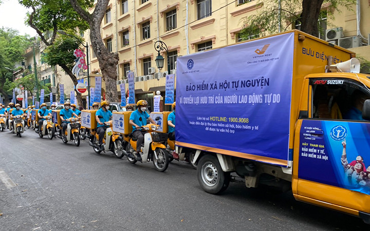 Ra quân truyền thông, vận động người dân tham gia bảo hiểm xã hội tự nguyện, bảo hiểm y tế hộ gia đình tại Hà Nội (Ảnh: VSS). 