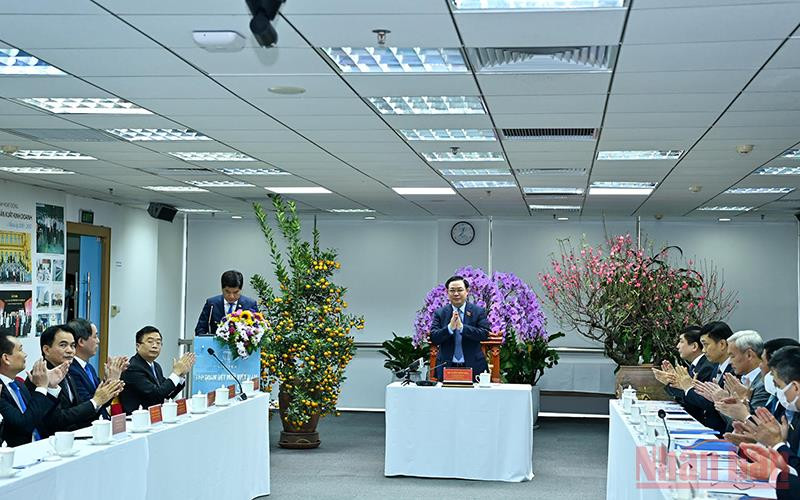 Chủ tịch Quốc hội Vương Đình Huệ chủ trì buổi làm việc với Tập đoàn Dệt May Việt Nam. (Ảnh: Duy Linh)