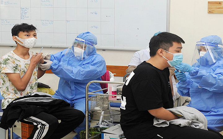 Tiêm vắc-xin ngừa Covid-19 cho học sinh tại quận Hoàn Kiếm, Hà Nội. (Ảnh ANH SƠN)