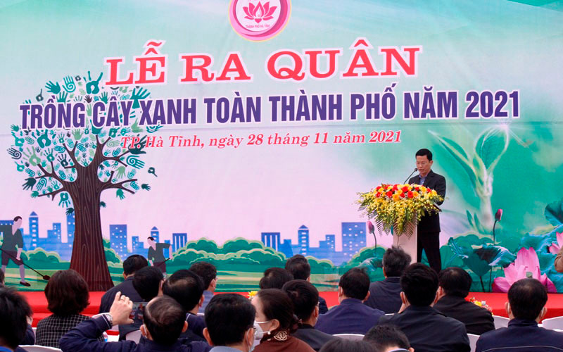 Chủ tịch UBND thành phố Hà Tĩnh Nguyễn Trọng Hiếu kêu gọi người dân tham gia trồng, bảo vệ cây xanh trên toàn thành phố. 