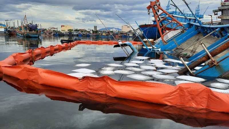 Tàu cá bị chìm một phần gây sự cố tràn dầu đã được xử lý tạm thời. Ảnh: Hoàng Hiệp/Báo Đà Nẵng