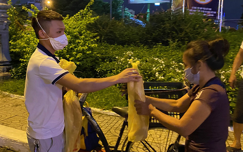 Anh Đặng Minh Trí trao quà từ thiện cho người khó khăn ở thành phố Hồ Chí Minh.