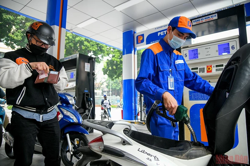Đúng 15 giờ chiều 1/3, tại cây xăng 04 trên đường Trần Hưng Đạo giá xăng E5 RON 92-II: 26.070 đồng/lít và xăng RON 95-III: 26.830 đồng/lít. (Ảnh: THÀNH ĐẠT)