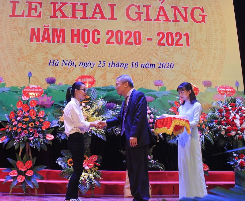 GS,TS Lê Ngọc Thành trao tặng áo blouse cho tân sinh viên Hoàng Thị Huyền, thủ khoa Khoa Y Dược năm 2020
