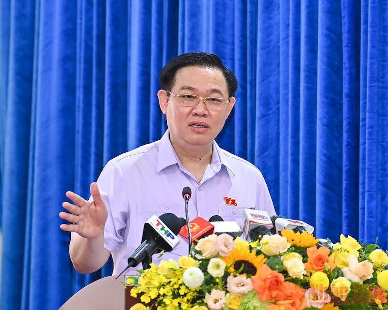 Chủ tịch Quốc hội Vương Đình Huệ trả lời ý kiến cử tri tại Hội nghị. (Ảnh: Duy Linh)