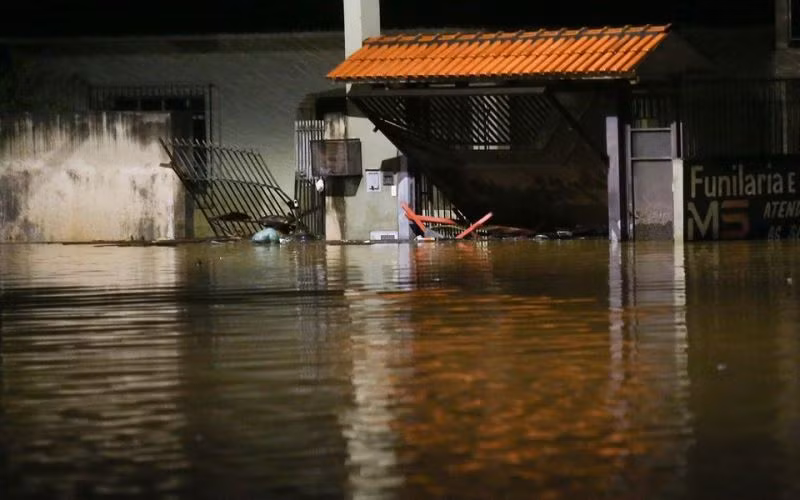 Cổng nhà bị đổ do lũ lụt sau mưa lớn ở Caieiras, Sao Paulo, Brazil, ngày 30/1/2022. (Ảnh: REUTERS)
