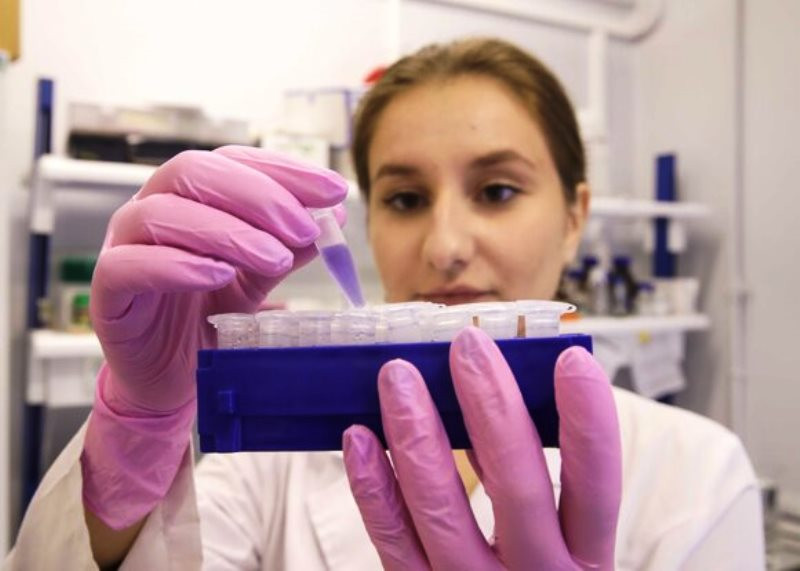 Nga đề ra thời gian lưu hành dân sự vaccine ngừa Covid-19. (Ảnh: TASS)