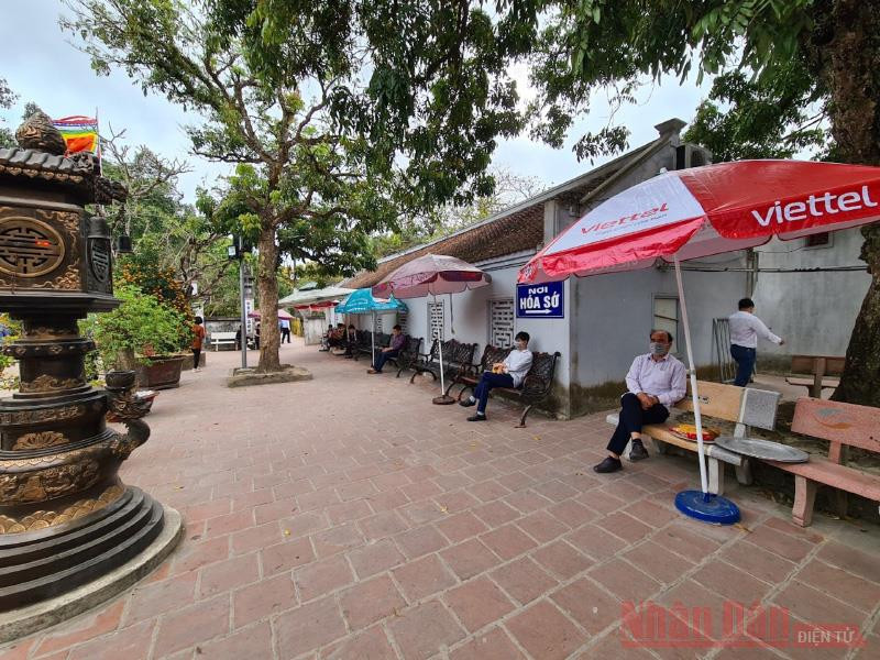 Không gian Đền Trần thoáng đãng, khác hẳn cảnh ken đặc người trước kia.