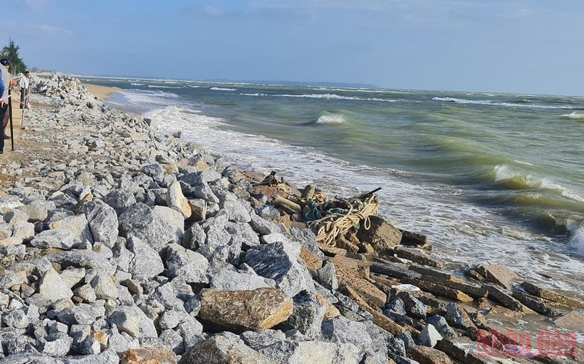 Đoạn sạt lở bờ biển thôn Phổ Trường, xã Nghĩa An được khắc phục tạm thời. (Ảnh: HIỂN CỪ)