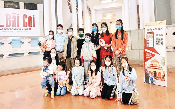 Khách tham quan chụp ảnh lưu niệm tại Bảo tàng Lịch sử quốc gia trong tua khám phá "Kiến trúc Pháp trong lòng Hà Nội".
