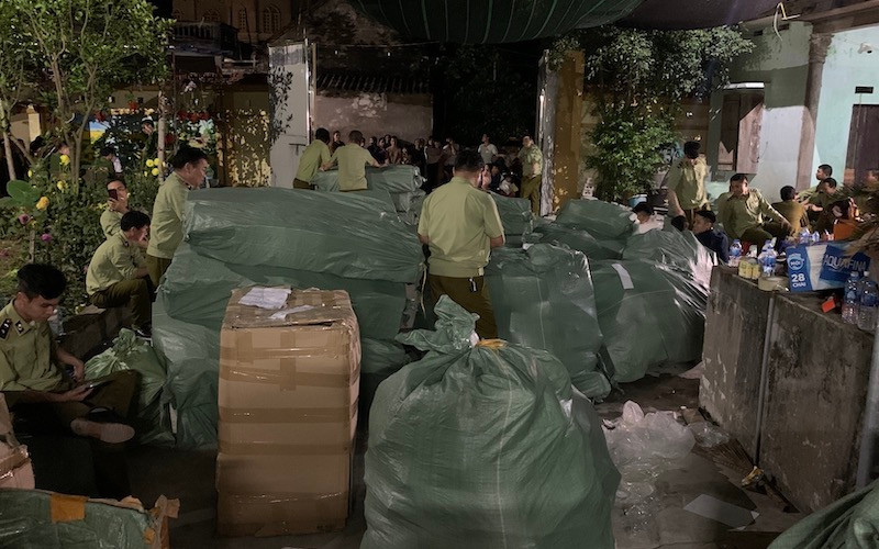 Lượng hàng giả lớn đến mức lực lượng chức năng phải dùng tới hơn 10 xe tải loại 3,5 tấn để chuyên chở. 