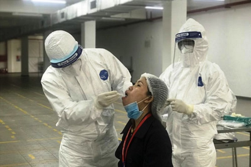 Lấy mẫu xét nghiệm Covid-19 cho công nhân tại tỉnh Bắc Giang.