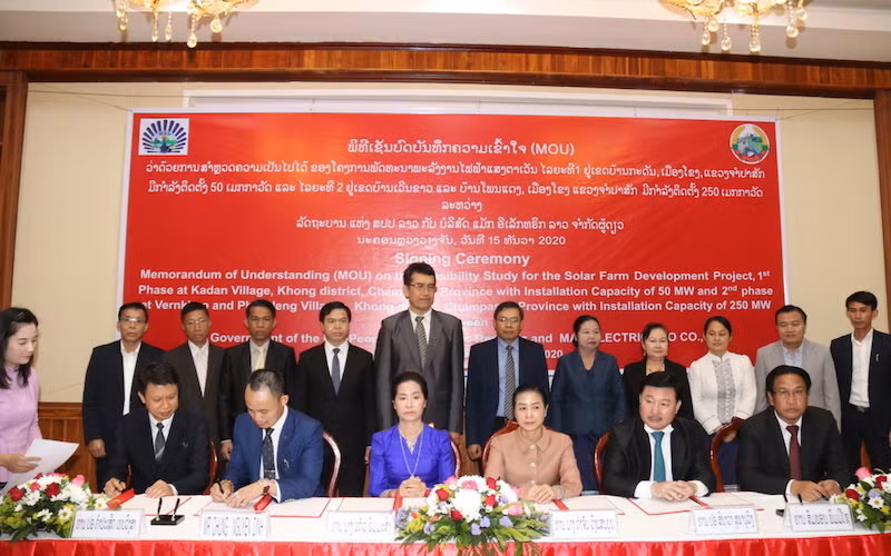 Ông Nguyễn Đình Chung (thứ hai từ trái qua) tại lễ ký MOU, chiều tối 15-12.