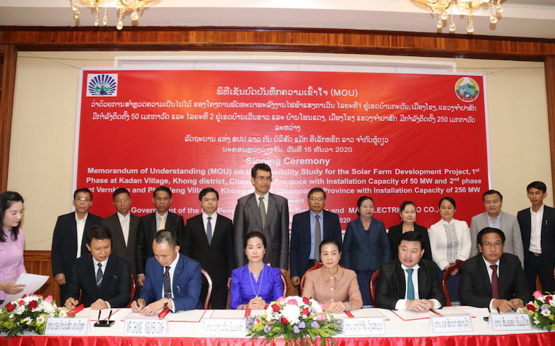 Ông Nguyễn Đình Chung (thứ hai từ trái qua) tại lễ ký MOU, chiều tối 15-12.