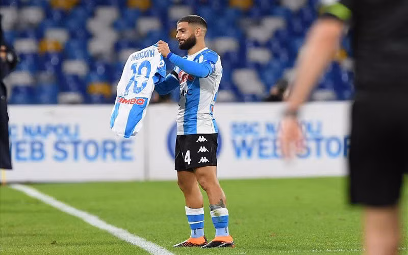 Insigne tri ân huyền thoại Maradona sau khi ghi bàn mở tỷ số. (Ảnh: SSC Napoli)