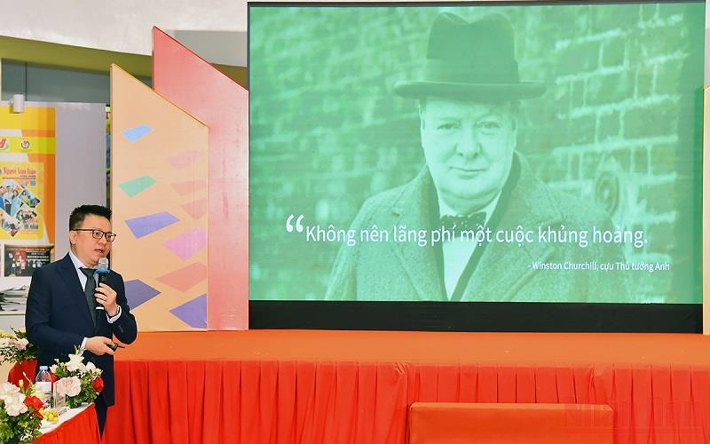 Tổng Biên tập Báo Nhân Dân Lê Quốc Minh trình bày tham luận tại diễn đàn. (Ảnh: THỦY NGUYÊN)