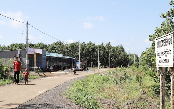 Khu dân cư liền kề chốt dân quân biên giới xã Thanh Hòa, huyện Bù Đốp (Bình Phước) với 30 căn nhà cho hộ dân nghèo, không đất về lập nghiệp.