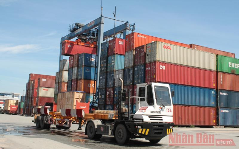 Bốc dỡ hàng hóa tại cảng Cát Lái.