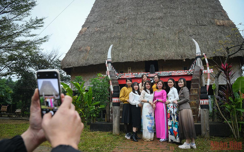 Du khách vui chơi, tham quan tại Làng. (Ảnh: THÀNH ĐẠT)