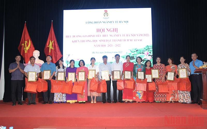 Trao thưởng cho các Gia đình tiêu biểu ngành Y tế Hà Nội năm 2022.