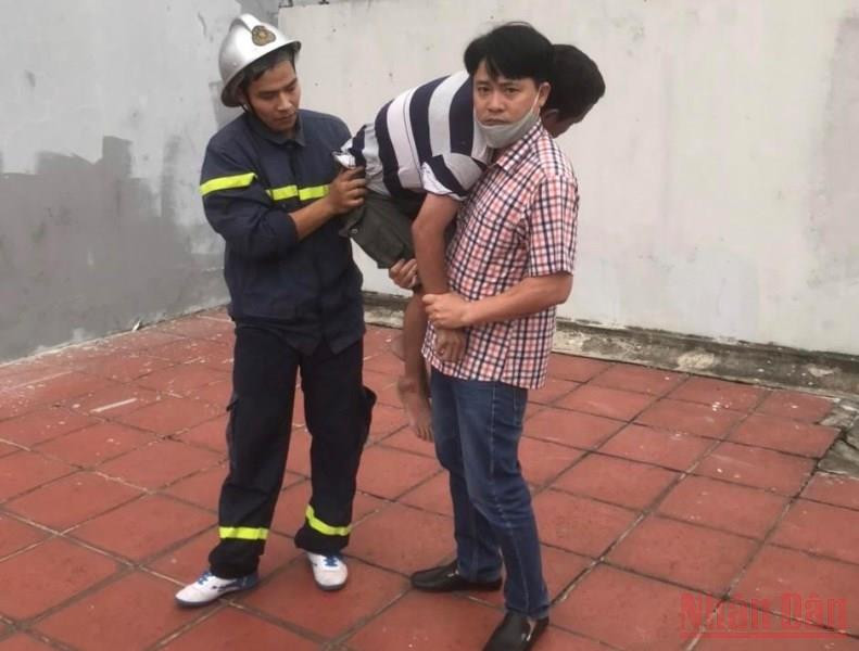 Lực lượng công an kịp thời cứu người có ý định tự tử.