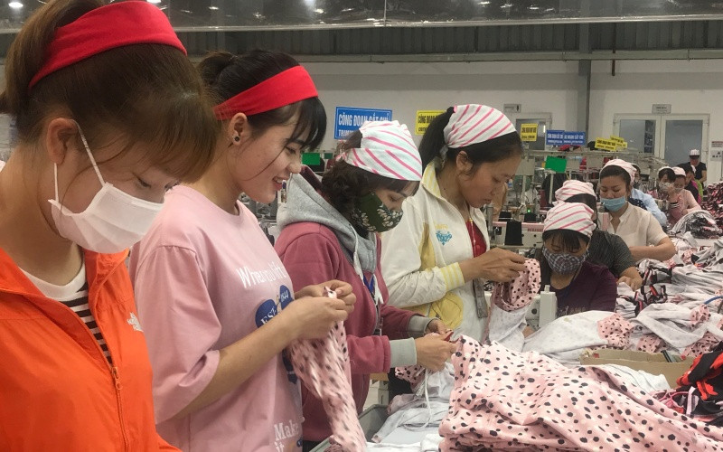 Đưa ra các đề xuất giải pháp thúc đẩy thực hiện quyền của lao động nữ trong doanh nghiệp.