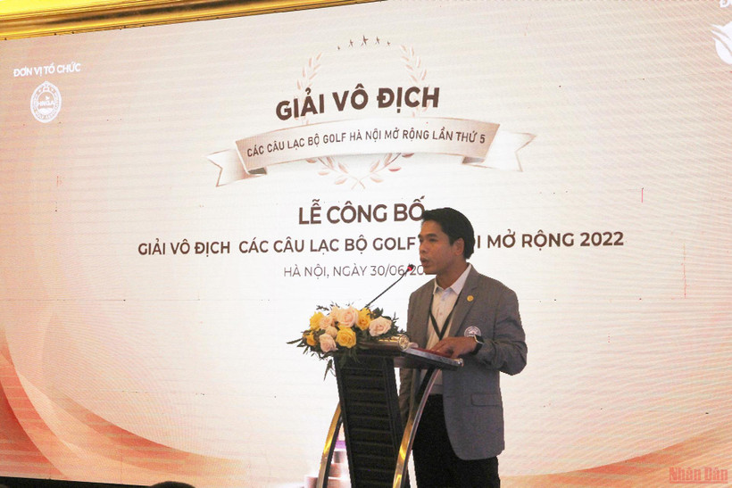 Chủ tịch Hội Golf thành phố Hà Nội Nguyễn Tô Ninh phát biểu mở đầu buổi họp báo. (Ảnh: HUY LINH)