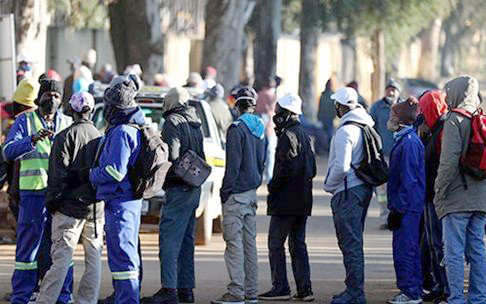 Xếp hàng tìm việc làm ở Giô-han-ne-xbớc, Nam Phi. Ảnh IMF