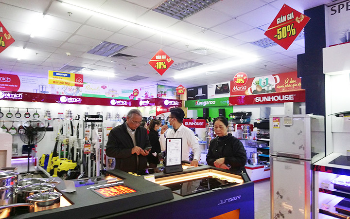 Khách hàng nên chọn những siêu thị điện máy uy tín để tránh những hệ lụy không đáng.