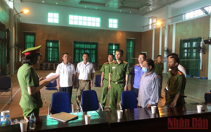 Lực lượng chức năng đọc lệnh khám xét nơi ở của các đối tượng.