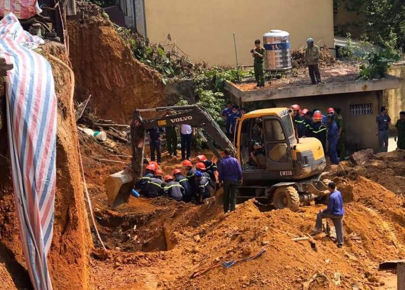 Lực lượng cứu hộ tìm kiếm công nhân bị vùi lấp. 