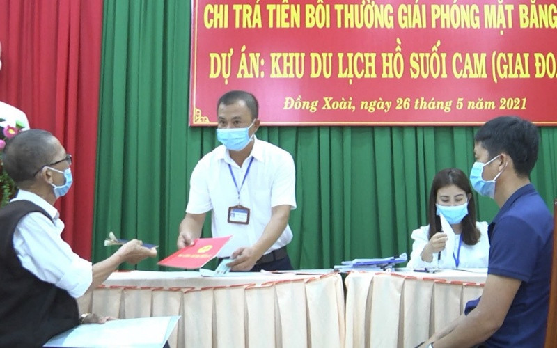 Gia đình ông Trần Lê Tuyết làm các thủ tục cuối cùng và đã nhận tiền bồi thường hơn tám tỷ đồng để bàn giao mặt bằng cho nhà đầu tư dự án Khu du lịch hồ Suối Cam.
